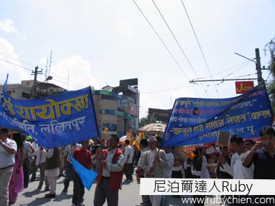  5月28日，國際會議中心前的遊行人群。